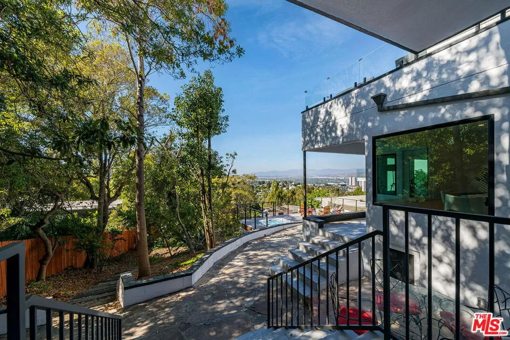 3345 Wonder View Drive, Los Angeles, California 90068 home-pic-24